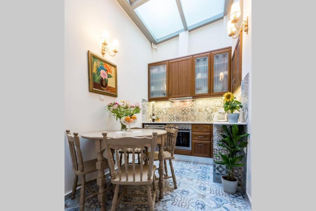 Neoclassical Apartment With 2 Bedrooms In Piraeus Exterior photo