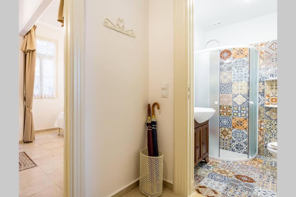 Neoclassical Apartment With 2 Bedrooms In Piraeus Exterior photo