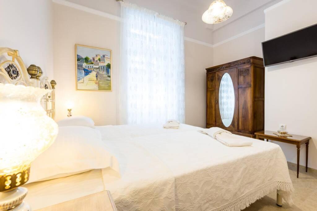 Neoclassical Apartment With 2 Bedrooms In Piraeus Exterior photo