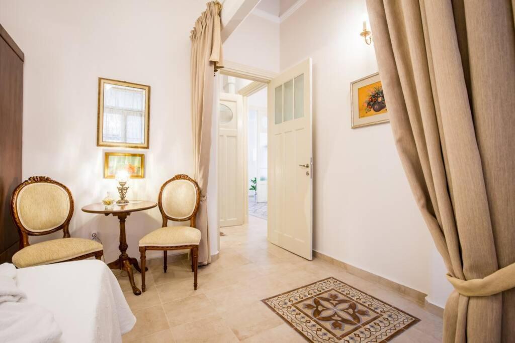 Neoclassical Apartment With 2 Bedrooms In Piraeus Exterior photo